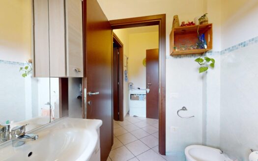 Quartello – Bivano bilivelli con veranda e cortile – PO527