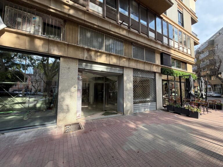 Locale commerciale bilivelli con garage – Rif. PO592