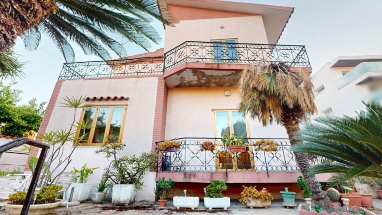 Villa indipendente bilivelli con ampio giardino su tre lati – rif. PO583