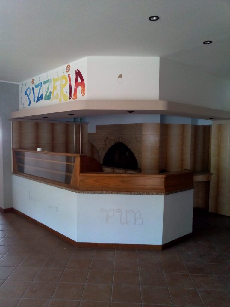 Sardara, ampio locale adibito a ristorante-pizzeria-rif. MF33