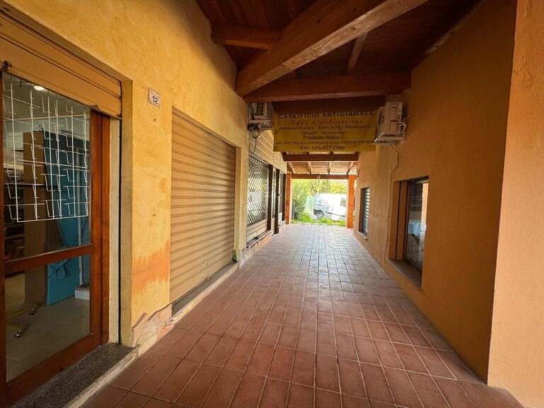 Costa Rei – Locale commerciale con loggiato – rif.PO550