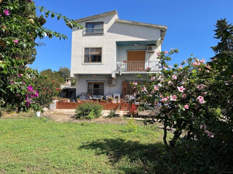 Via Stresa, Villa su ampio lotto lato mare – rif.RR260