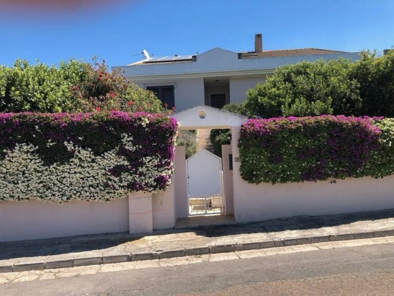 Porzione di bifamiliare trilivelli con giardino – rif.MO92