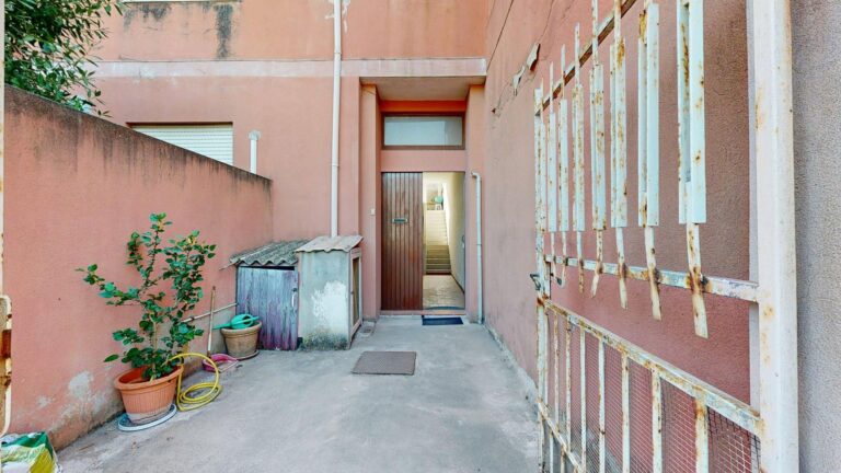 Appartamento frazionabile con due cortili – rif. PO608